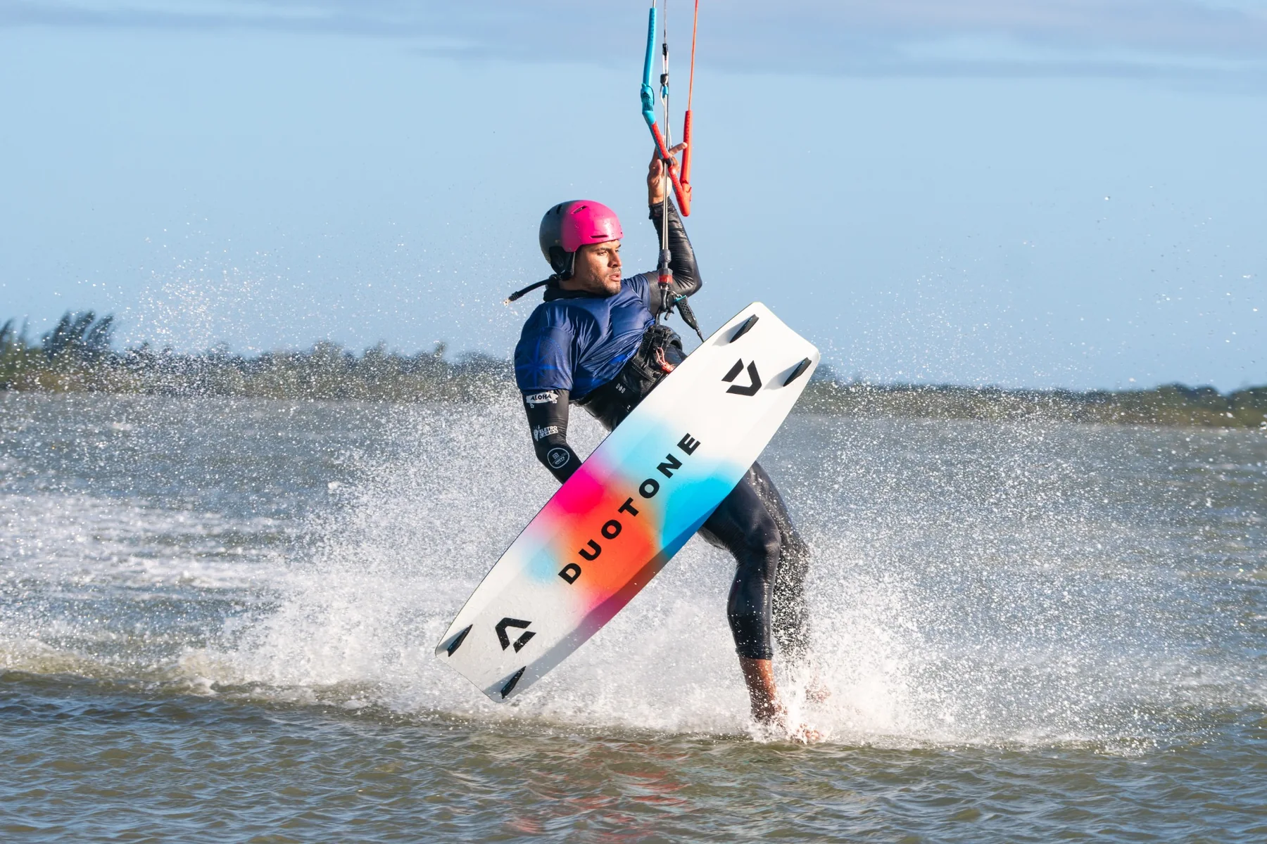 Raul praticando kitesurf no mar