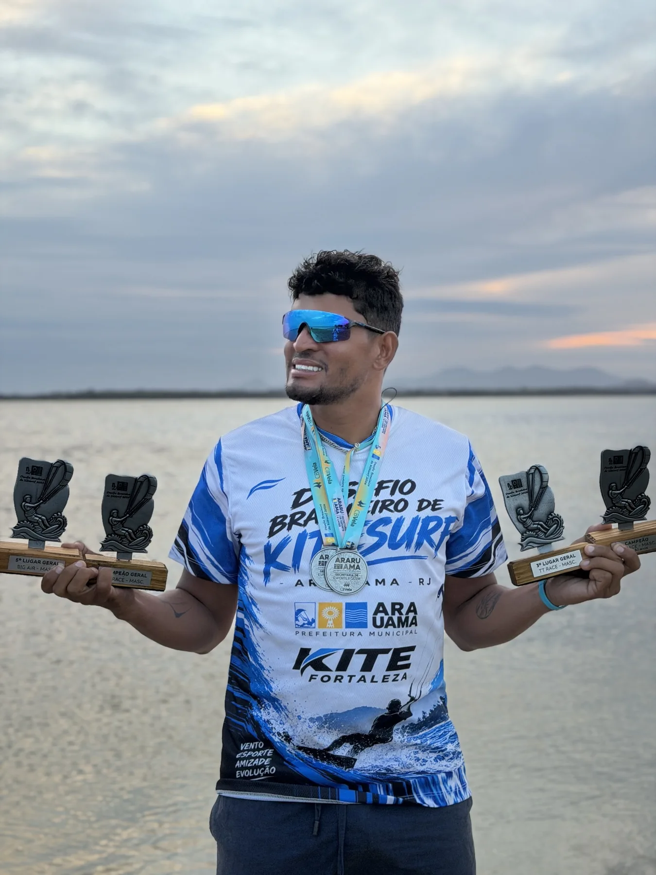 Raul com medalhas e troféus