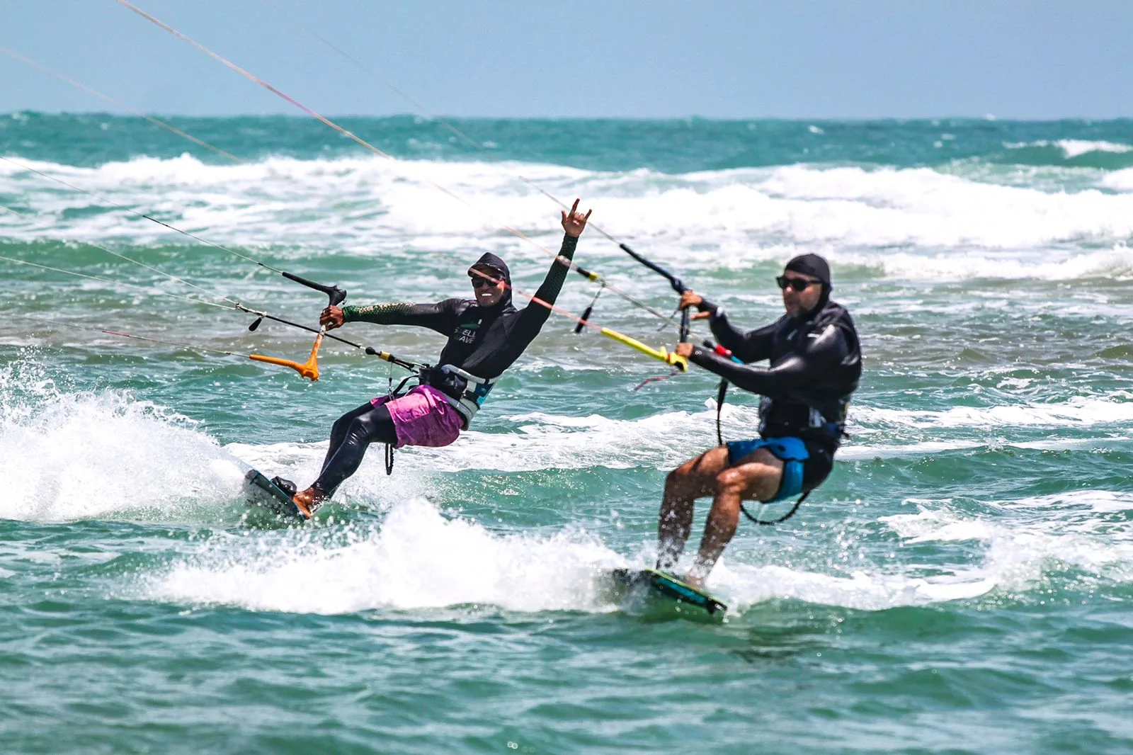 Praticante de kitesurf em movimento