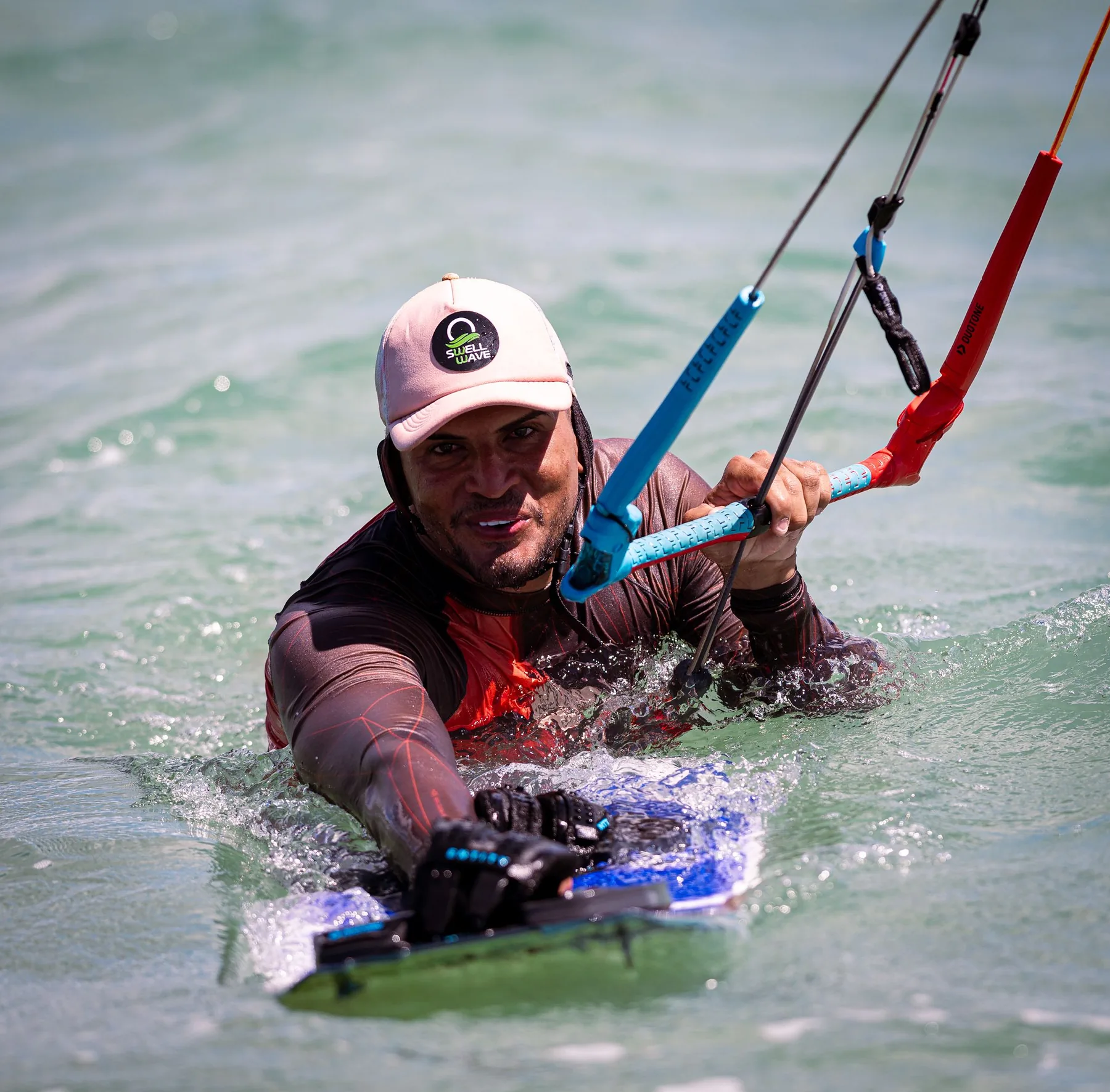 Raul com outro praticante na praia